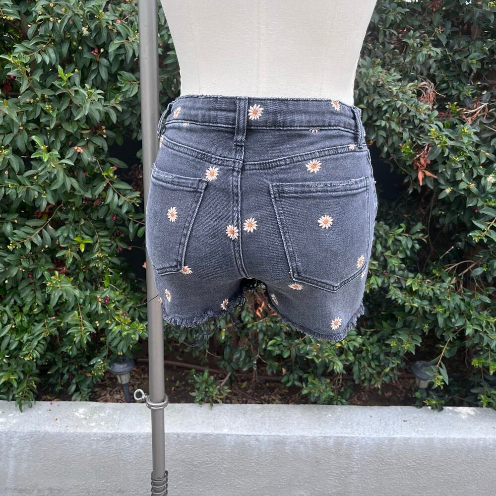 BP. Daisy Embroidered Black Denim Cutoff Shorts Women’s Size 25 Raw Hem Floral